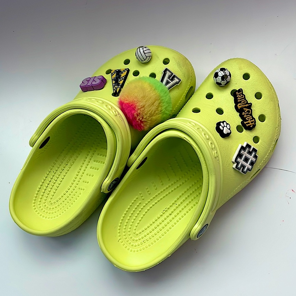 Light Green Crocs. Men’s size 4. Women’s size 6. (Come with decorations)